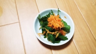 春菊とニンジンの生サラダの写真