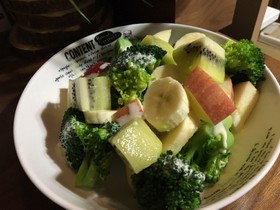 ブロッコリーとフルーツのサラダ
