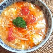 モヤシとトマトとキムチの酸辣湯の写真
