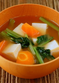 カルシウム豊富♪高野豆腐と冬野菜の味噌汁