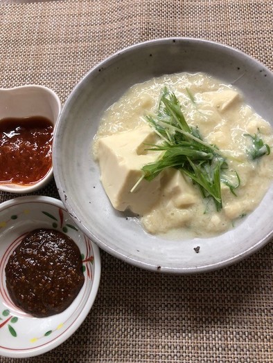 豆腐と長いもの豆乳鍋の写真