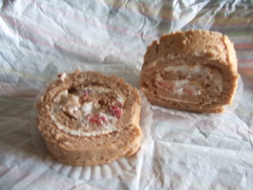 しっとりおいしい♪イチゴロールケーキ