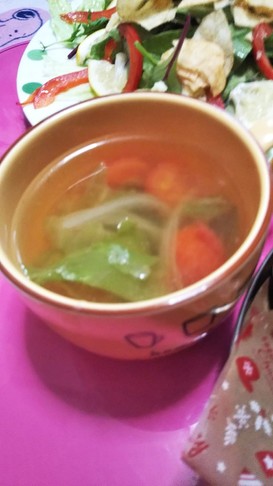 鶏むね肉とトマトとレタスのコンソメスープ