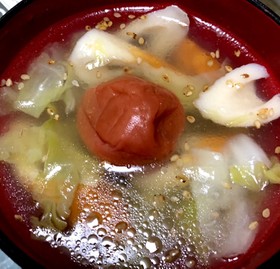 梅入り!キャベツとちくわの中華スープ♪