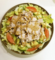 冷しゃぶサラダ&わかめスープの写真