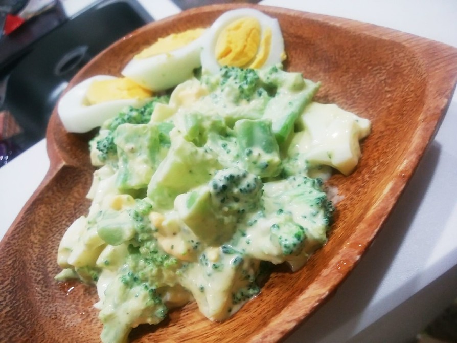 ブロッコリーと卵のサラダの画像