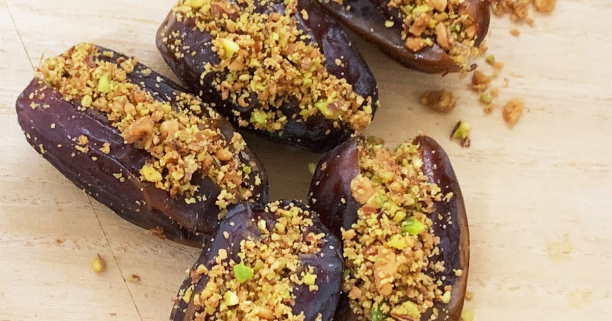 冬の葉、ナツメヤシ、オリーブのサラダのレシピ