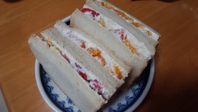 イチゴとミカンの生クリームサンド