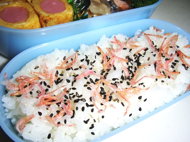 お弁当に♪簡単美味しいごま塩☆桜エビご飯の画像