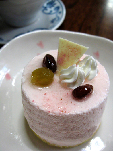 * ＳＡＫＵＲＡ * （桜ムースケーキ）の写真