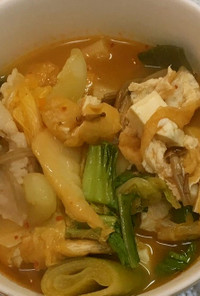 油揚げと豆腐とチンゲン菜のキムチ鍋