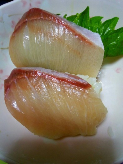 簡単　生姜湯でハマチの握り寿司の写真