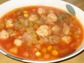 野菜たっぷりの赤いスープ