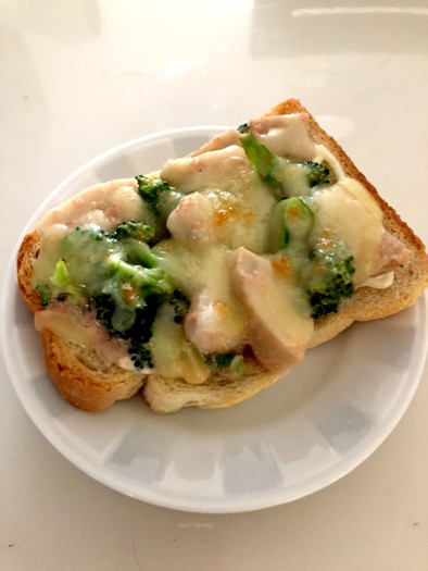 根菜とブロッコリーの明太チーズトーストの写真