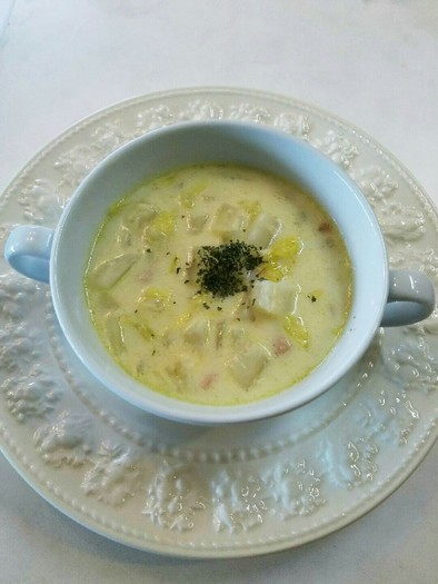 白菜 ベーコン 玉葱の豆乳スープの写真