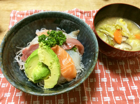 66、お刺身の盛り合わせで海鮮丼と豚汁