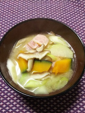 コールラビとベーコンのお味噌汁