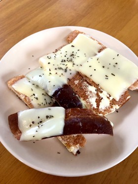 残ったパン耳で!サクッと即席チーズピザ☆