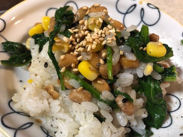納豆とかき菜の胡麻和えのまぜご飯の画像