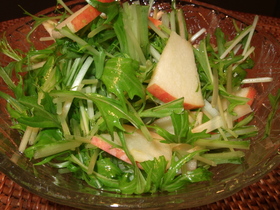 水菜とりんごのさっぱりサラダ