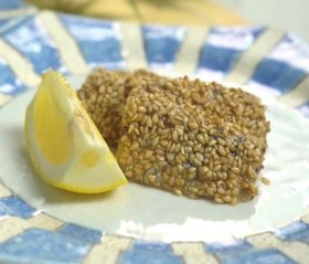 鰯の煎胡麻焼 レモン添え