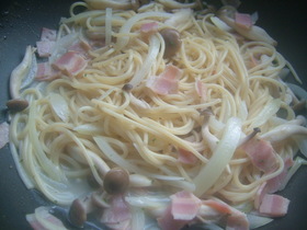 しめじとベーコンのコンソメスープパスタ