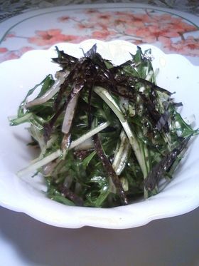 ごま油の香りが食欲をそそる水菜のサラダ