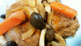 ケチャップとコンソメで煮込みハンバーグ