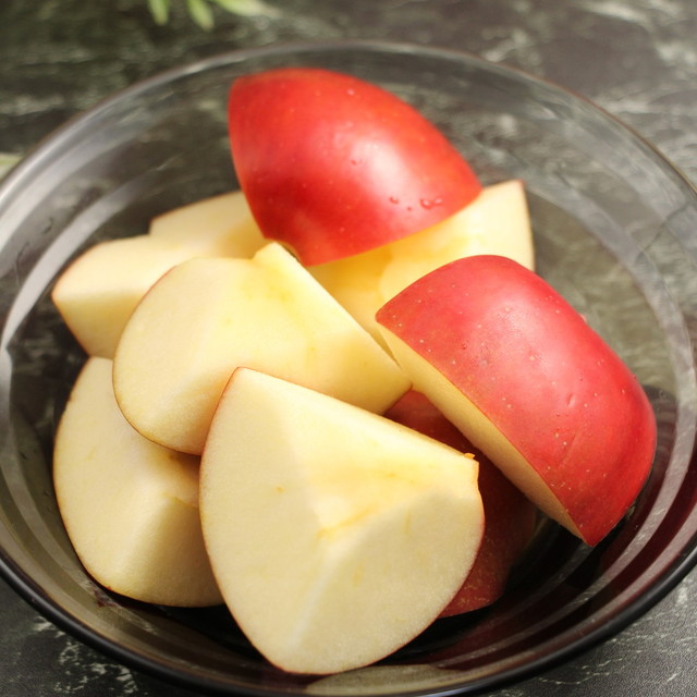簡単 皮付きで食べる時の林檎の切り方 レシピ 作り方 By だんどり亭 クックパッド 簡単おいしいみんなのレシピが352万品