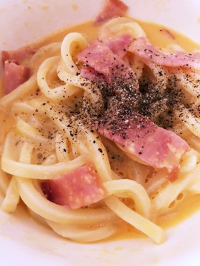 冷凍うどんでカルボナーラ