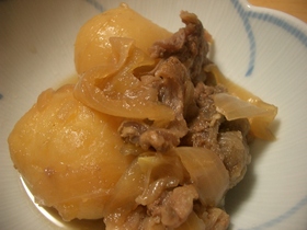 新じゃがの牛すじ煮