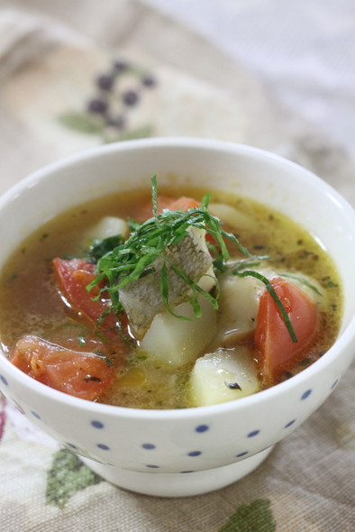 鱈とトマトの大葉茶スープの写真