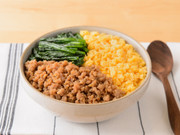 鶏そぼろの三色丼の写真