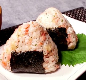 鮭と揚げ玉のおにぎり