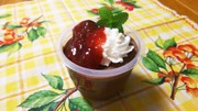 簡単チョコムース~イチゴジャムかけ~の写真