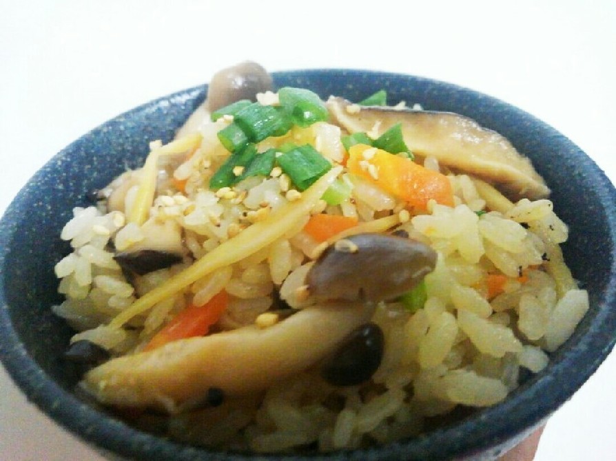 土鍋でキノコと人参生姜の炊き込みご飯の画像