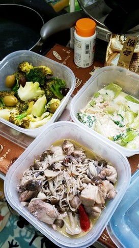 鶏肉とキノコの白ワイン煮込み