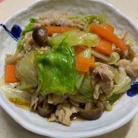 大量レタスと豚コマのピリ辛炒め