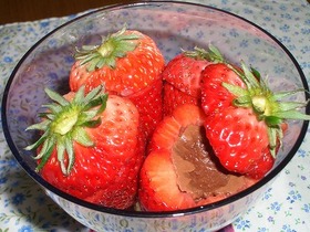 生チョコがイチゴに隠れんぼ!?