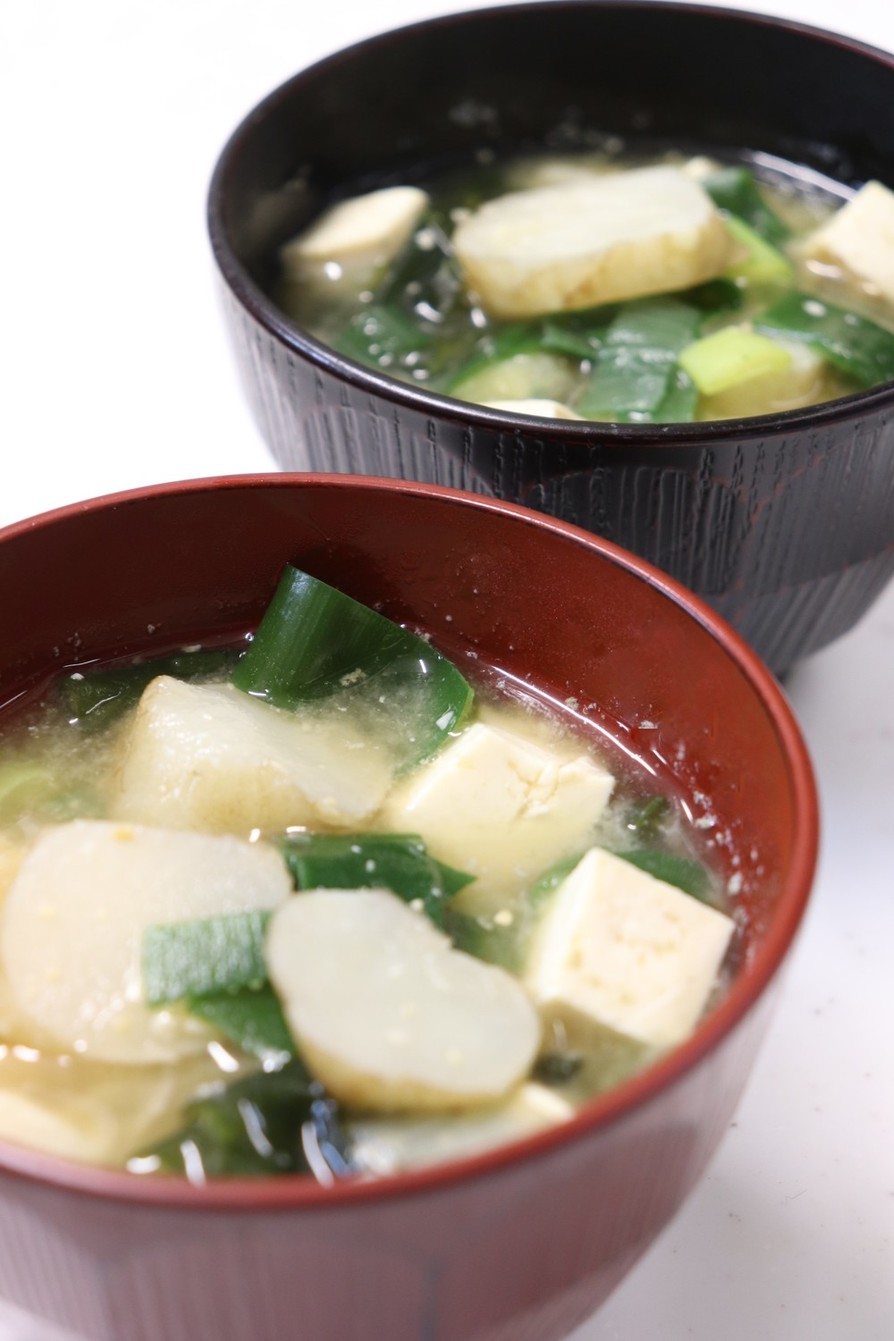 菊芋・ワカメ・長ねぎ・豆腐の味噌汁の画像