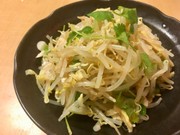 パクチーともやしのサラダの写真