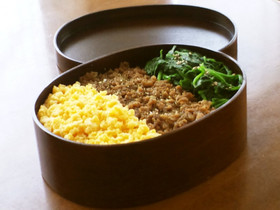 豚そぼろと炒り卵とほうれん草のそぼろ弁当