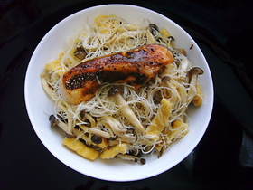 焼きビーフン黒胡椒鮭のっけ