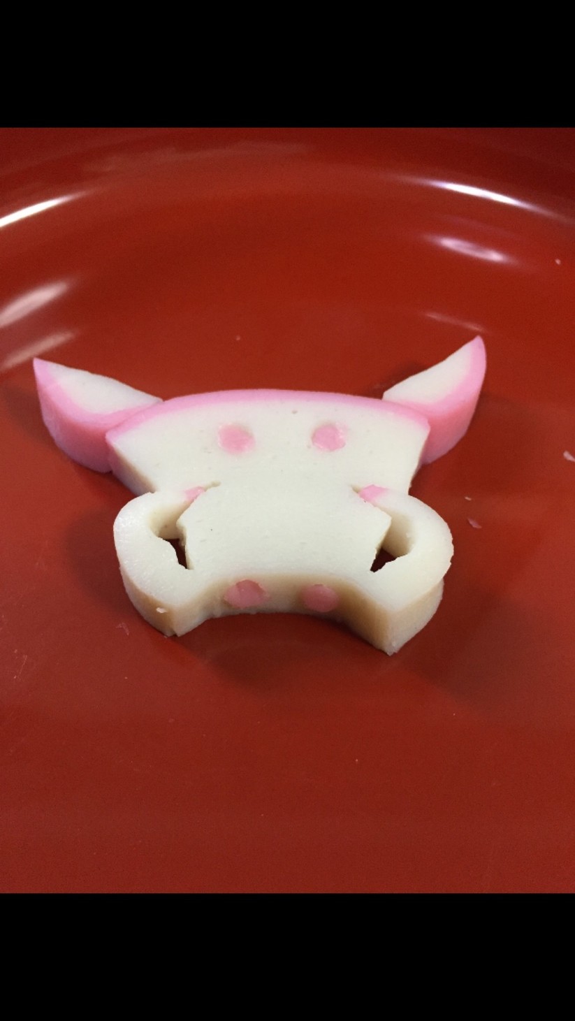 恒例のかまぼこママ簡単いのししの飾り切り