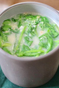オーツミルクとほうれん草の栄養スープ