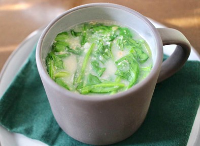 オーツミルクとほうれん草の栄養スープの写真