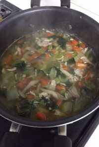 丸鶏のガラで。野菜スープ