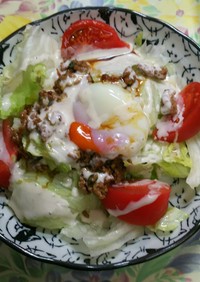 半熟卵と焼き肉のサラダ