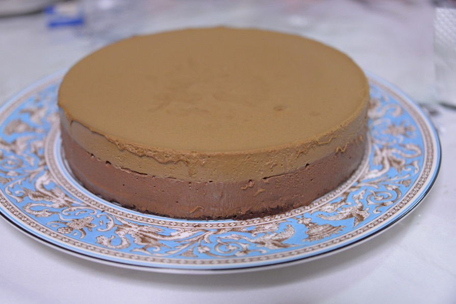 コーヒーババロアとチョコムースのケーキの画像