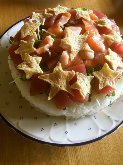 ゴロッと海鮮ちらし寿司ケーキの写真